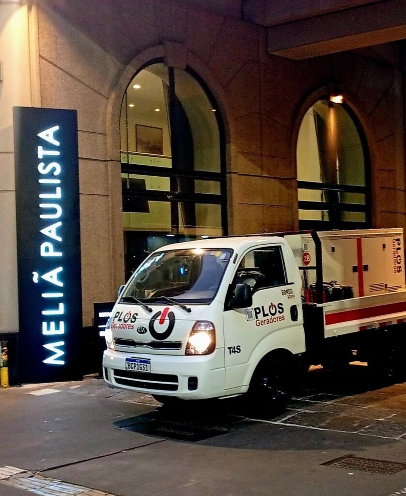 Aluguel de Geradores em São Paulo — Plus Geradores - Aluguel de Gerador Caminhão da Plus Geradores em frente ao Hotel Meliá Paulista em São Paulo, pronto para aluguel e locação de geradores SP para eventos e empresas.